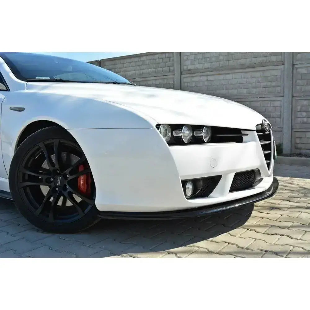 Spoiler til Alfa Romeo Brera på hvit bil med sorte felger og rød bremsekaliper, sett fra skrå vinkel.