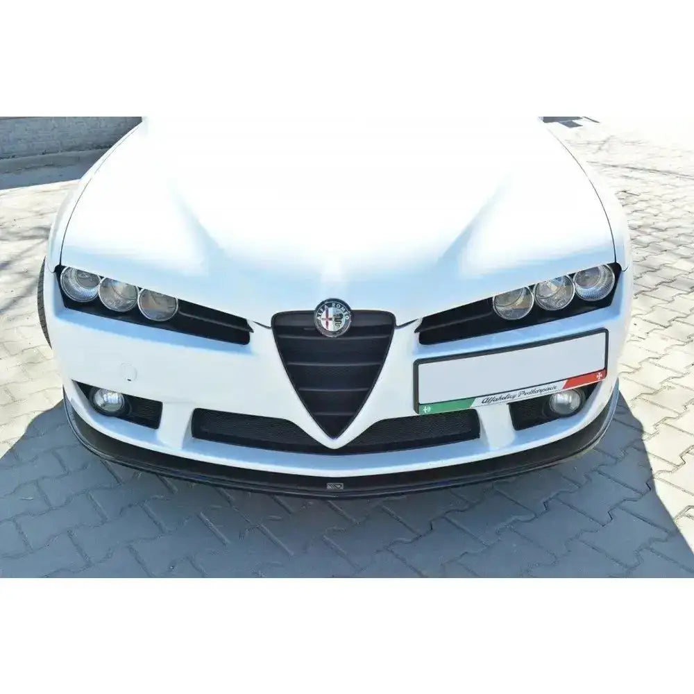 Front splitter på Alfa Romeo Brera, hvitt frontparti med doble frontlykter og sentral grill.