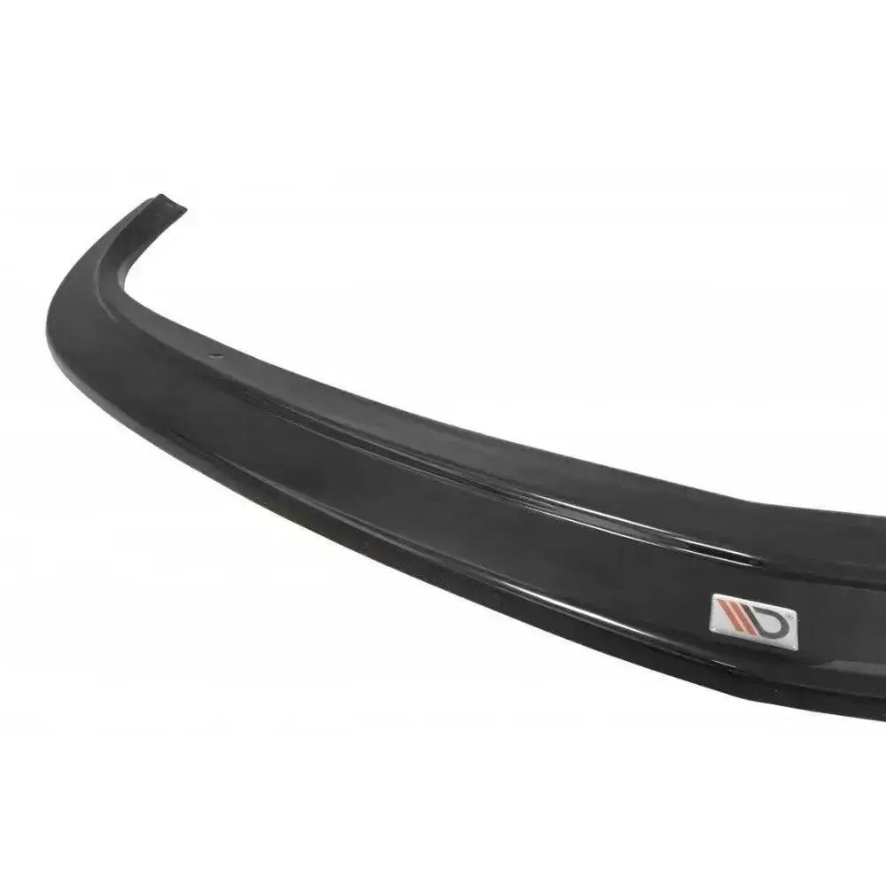 Front splitter til Alfa Romeo Brera i sort blank plast, sett skrått forfra med liten logo på høyre side.