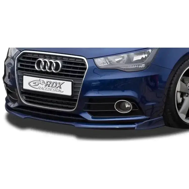 Frontspoiler Audi A1 8X montert under støtfanger på blå bil med forkrommet grill og tåkelys.