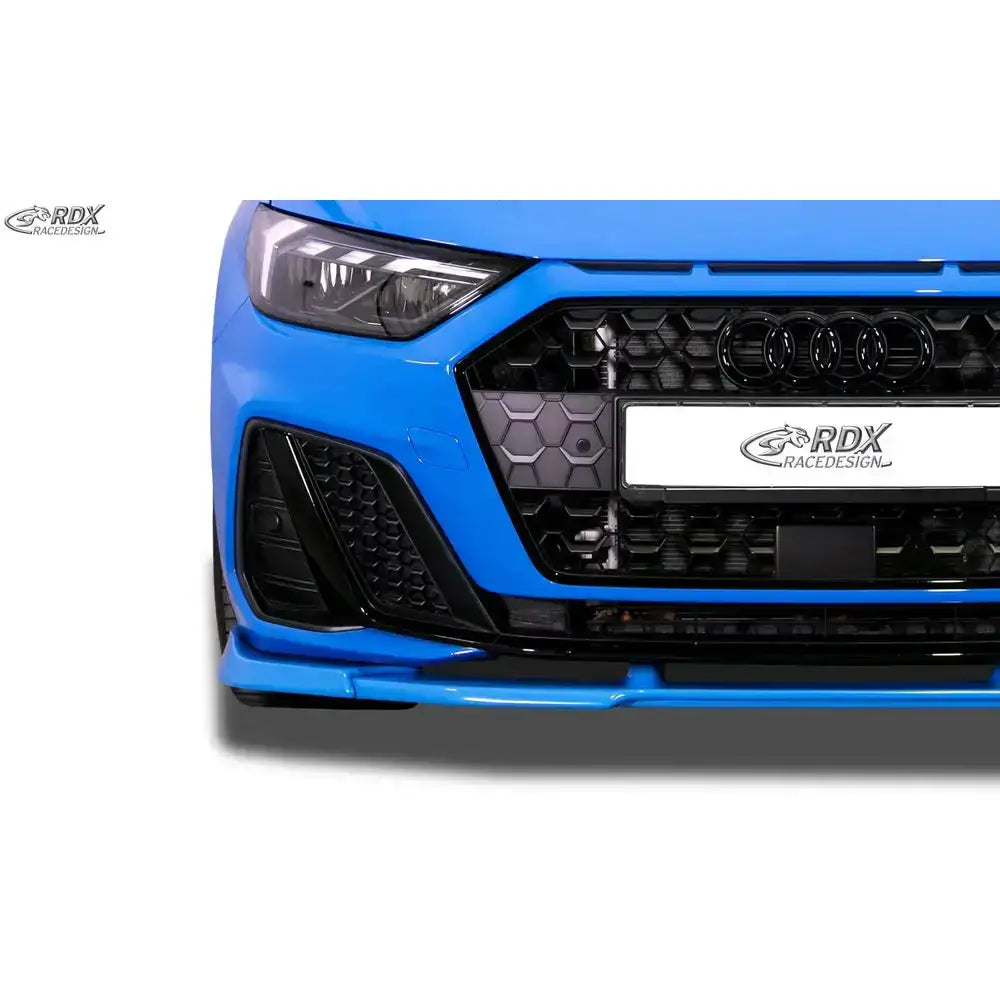 Front splitter på Audi A1 S-Line, blå bil front med sort grill og sekskantmønstret støtfanger.