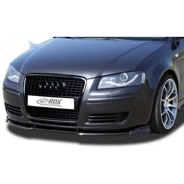 Frontspoiler Audi A3 8P sort, montert forfra på bil med blank finish og dekker nedre frontfanger.