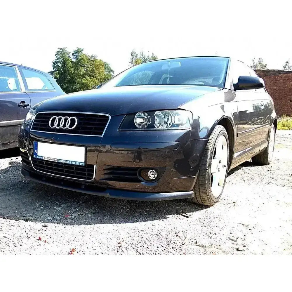 Frontleppe Audi A3 8P preface, svart høyglans på femdørs bil med frontlys og kromdetaljer på grillen.
