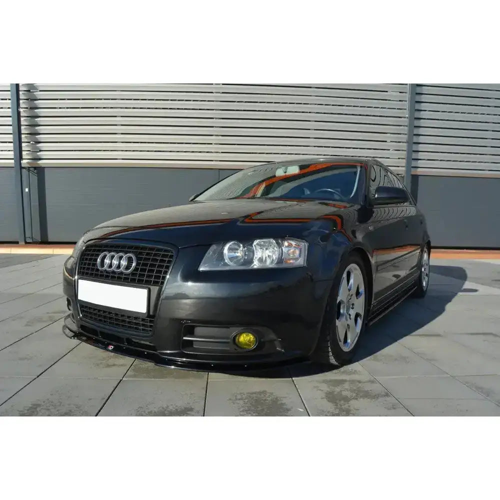 Frontleppe på Audi A3 8P S-Line med kromfelger, grill og gule tåkelys, parkert utendørs.
