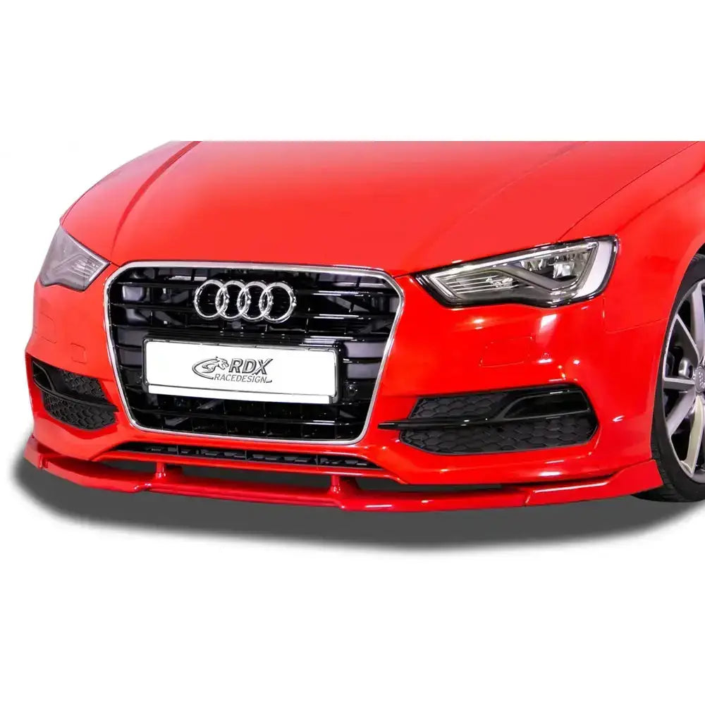 Frontspoiler Audi A3 8V7 S-Line Cabrio i rødt, montert nederst på frontfanger med sort grill og sølvdetaljer.