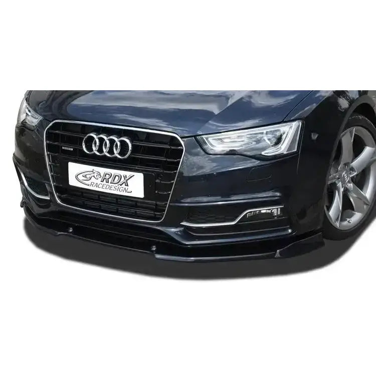 Frontspoiler til Audi A5/S5 11-16 S-Line/S5, sort og sportslig montert på mørk bil, sett forfra.