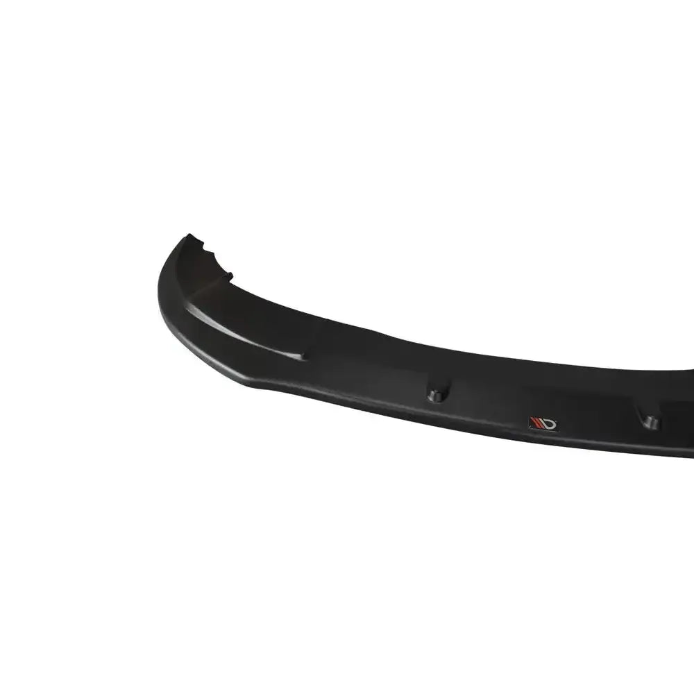 Spoiler til Audi A6 C6 S-Line Fl Sedan i sort plast med pregede linjer, sett fra skrå vinkel.