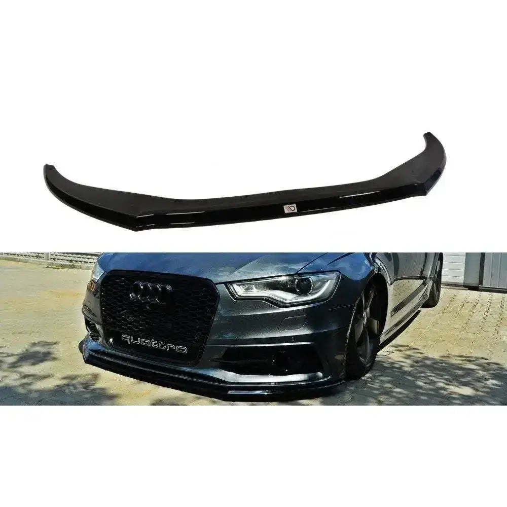 Frontspoiler Audi A6 C7 S-Line V.2 i blank sort plast montert foran på mørk bil, sett fra skrå vinkel.