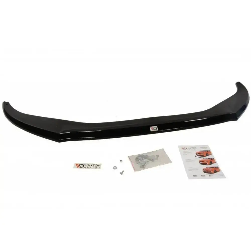 Frontleppe Audi A6 C7 S-Line V.2 sett ovenfra med monteringsutstyr, logo og bruksanvisning på hvit bakgrunn.