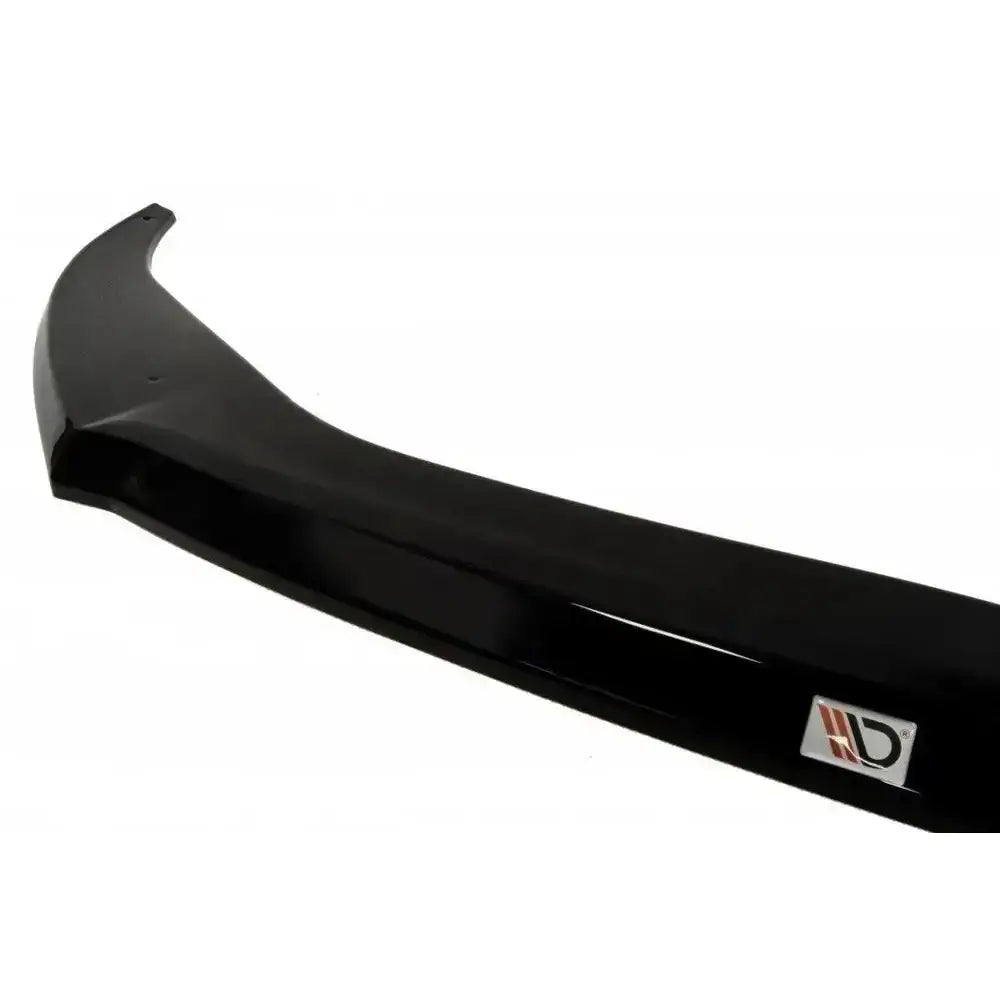 Spoiler Audi A6 C7 S-Line V.2 i sort høyglans plast sett skrått med logo til høyre på hvit bakgrunn.