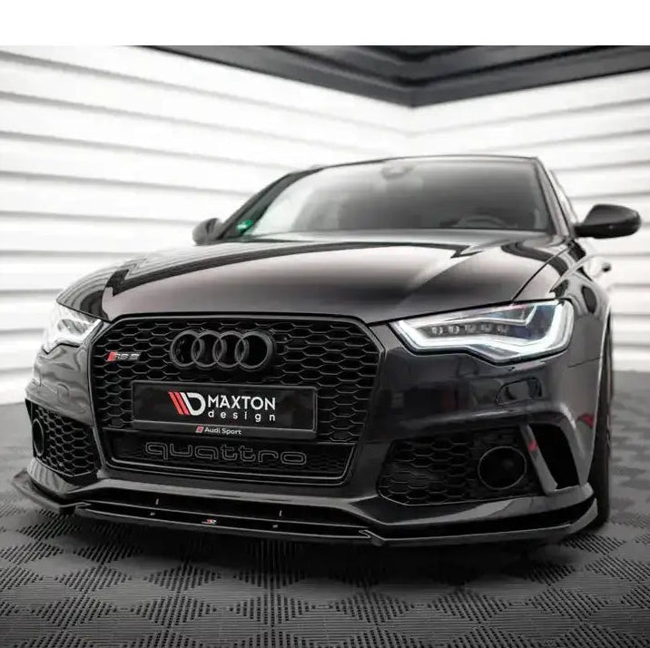 Frontspoiler Audi A6 RS6 Look C7 sort sportsbil med LED-lykter og Maxton Design-skilt i lyst rom.
