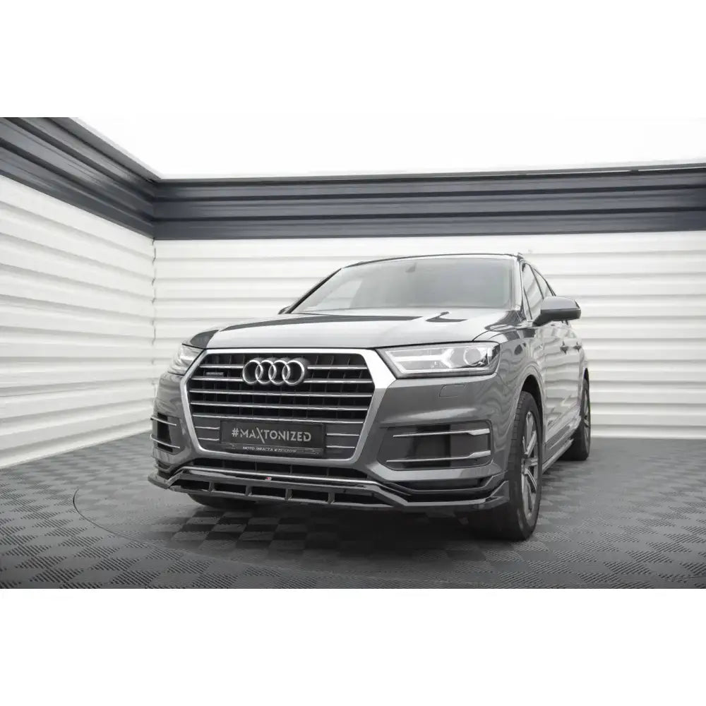Frontleppe på Audi Q7 Mk2 SUV med markert grill, LED-frontlykter og svarte detaljer i lyst rom.
