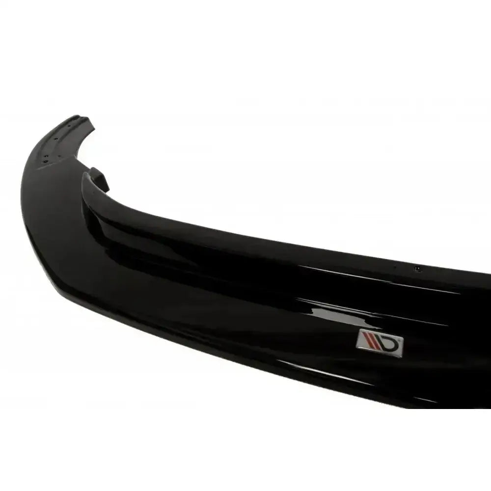 Frontspoiler Audi R8 2006-2015 i sort, blank finish vist i nærbilde med logo, på hvit bakgrunn.