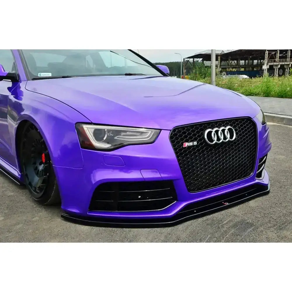 Frontleppe Audi RS5 8T med sort bikubemønstret grill, tydelig Audi-logo og RS6-emblem, skrå forfra.