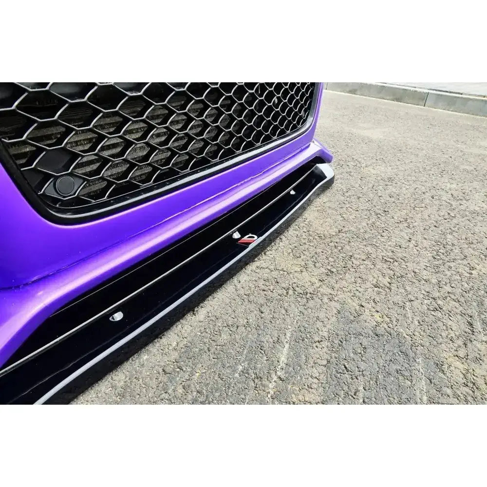 Front splitter Audi RS5 8T nærbilde med sort bikubemønstret grill og sølvdetaljer, skrå vinkel.