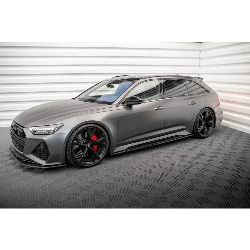 Frontspoiler Audi RS6 C8 i matt grå, sett fra siden med svarte felger og røde bremsekalipere.