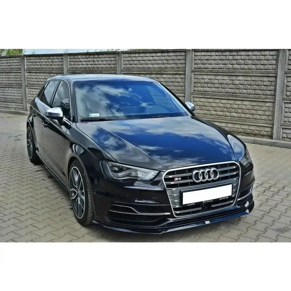 Frontspoiler Audi S3 A3 S-Line 8V i sort glanset finish med kromdetaljer og sporty aluminiumsfelger.