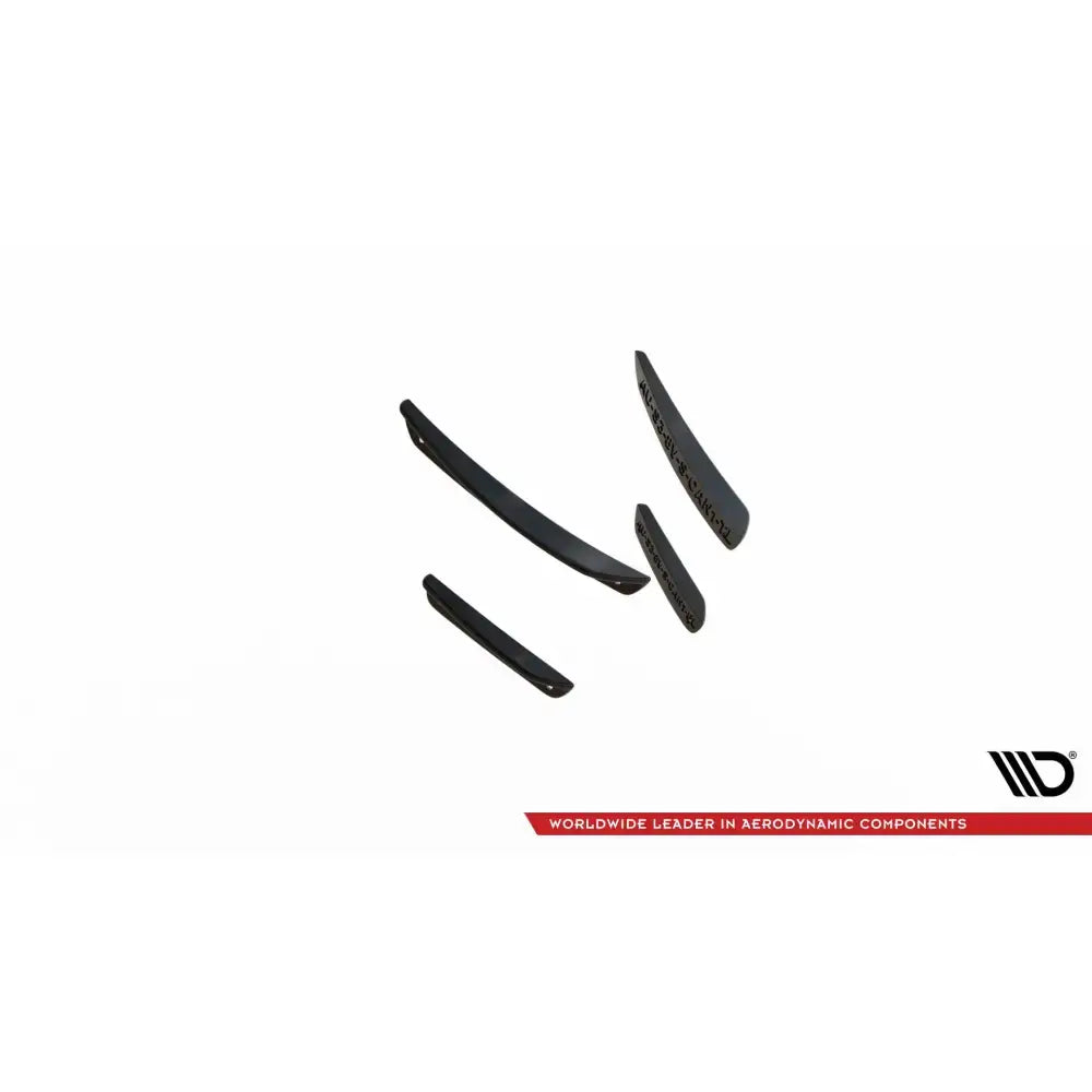 Frontspoiler Audi S3 A3 S-Line 8V V2, fire svarte deler sett skrått mot hvit bakgrunn.