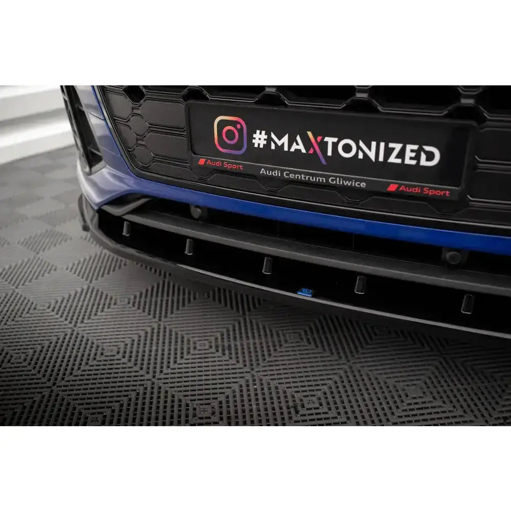 Spoiler til Audi SQ5/Q5 S-Line Facelift, sort frontleppe montert under grillen på blå bil, nærbilde forfra.