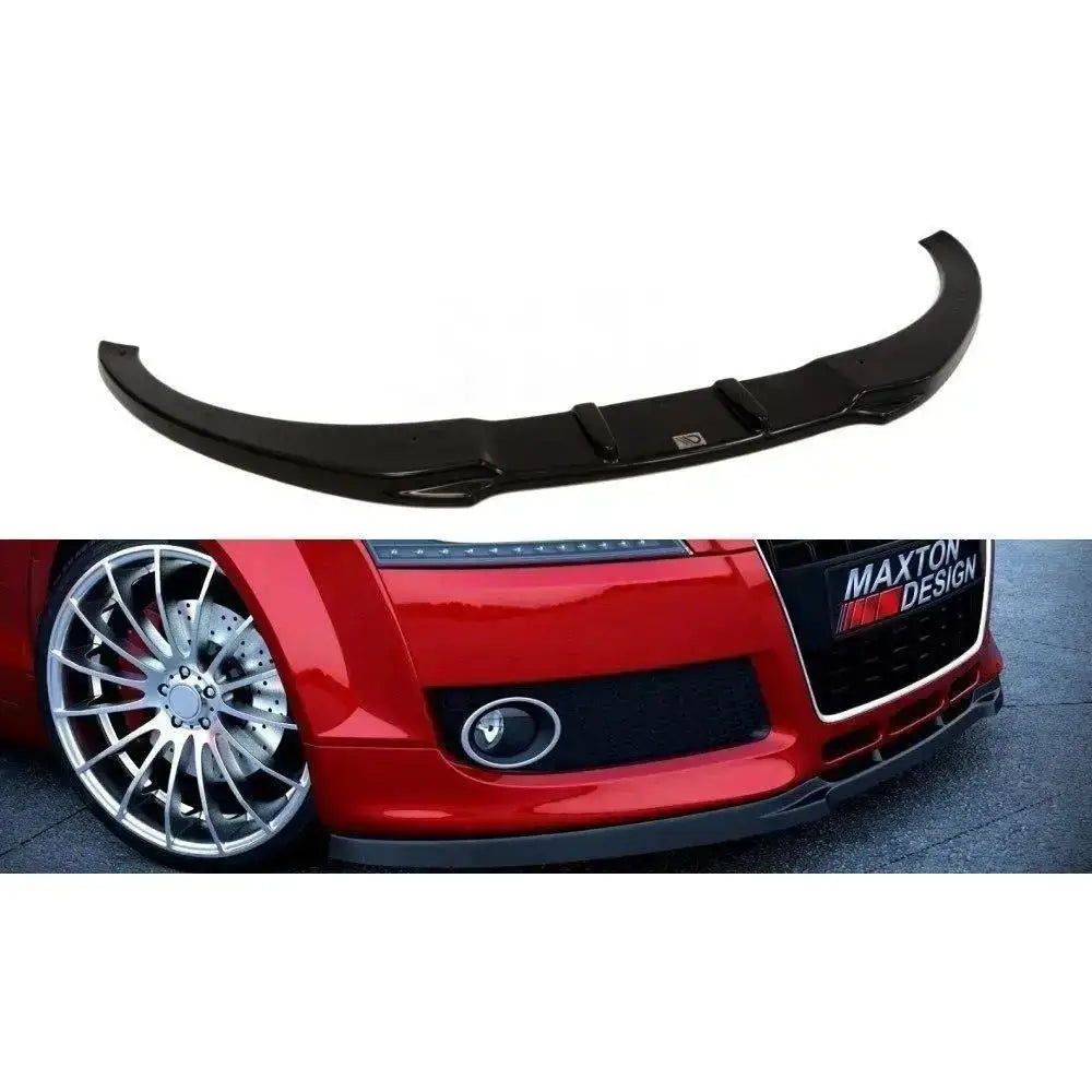 Frontleppe Audi TT Mk2 i sort glanset plast, montert på rød bil med synlige frontdetaljer.