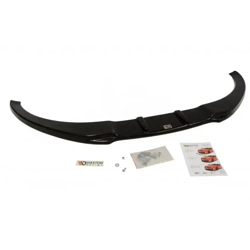 Frontspoiler Audi TT Mk2 i blank sort plast med monteringsutstyr og instruksjonsark på hvit bakgrunn.