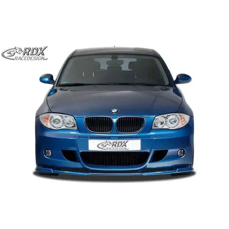 Frontleppe BMW 1 E81/E87 M-Tech montert på blå bil med sorte detaljer og RDX Racedesign-logo.