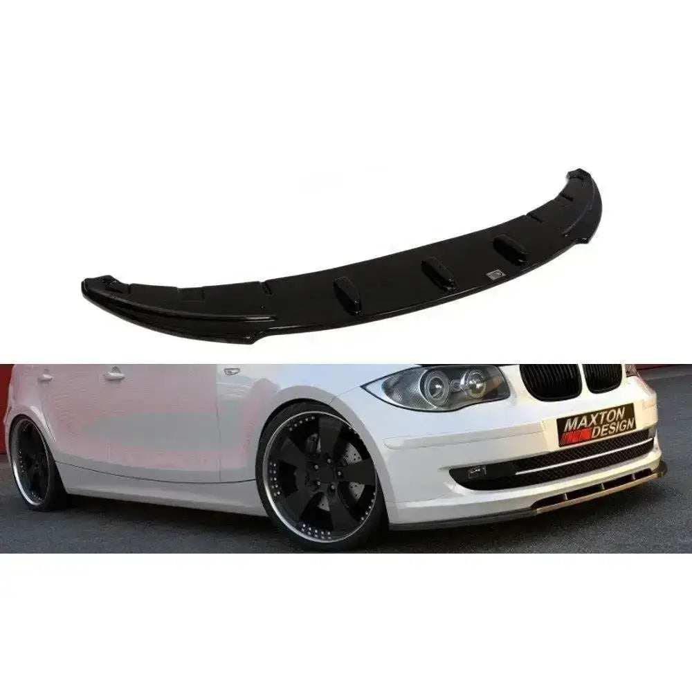 Frontleppe til BMW 1 E81/E87 i sort blank plast, vist fra skrå vinkel og montert på hvit bil.