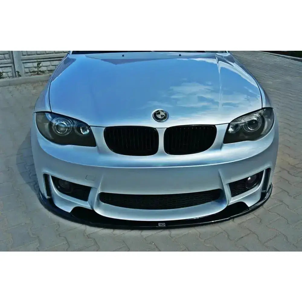 Spoiler til BMW 1 E87 M-Design vist på sølvfarget bil med svarte luftinntak og nyregrill.