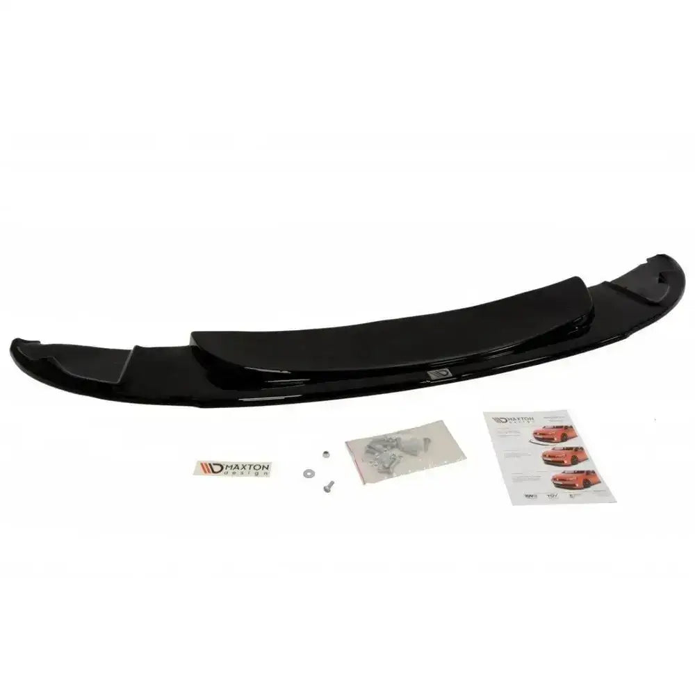 Front splitter BMW 1 E87 M-Design i sort plast med monteringsutstyr og instruksjoner på hvit bakgrunn.