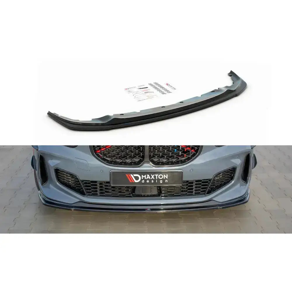 Frontspoiler BMW 1 F40 M-Pack svart splitter med monteringsutstyr og montert på blå bil.