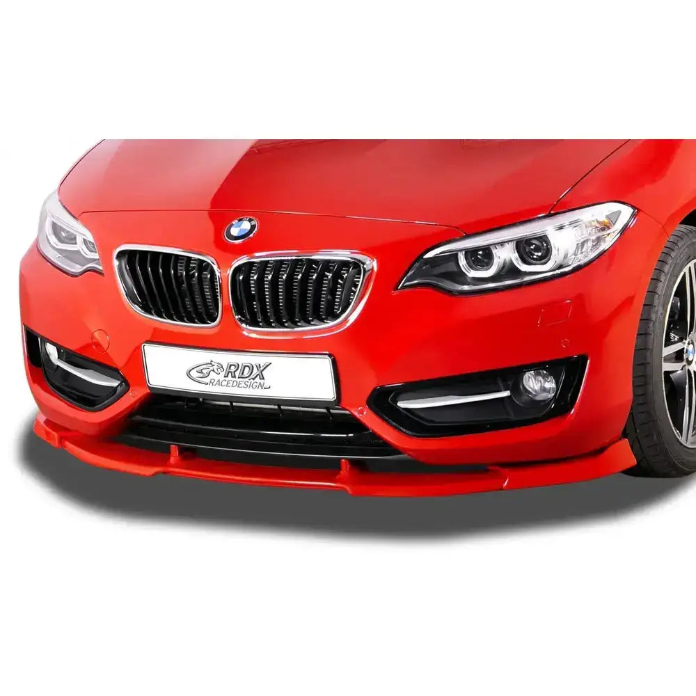 Frontspoiler til BMW 2 F22/F23 montert på rød bil med svart grill og markert leppe mot hvit bakgrunn.