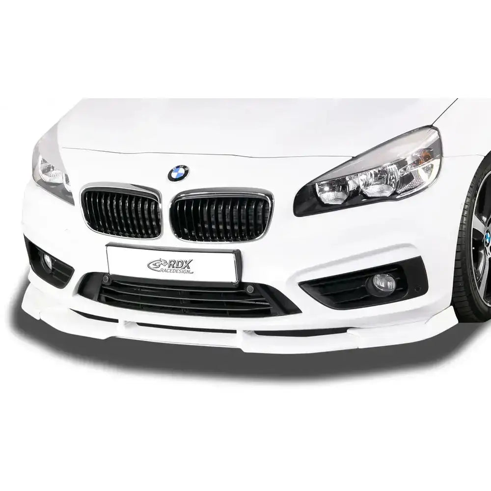 Frontleppe til BMW 2 Serie F45 med sort plastspoiler og detaljer rundt grill og tåkelys, sett forfra.