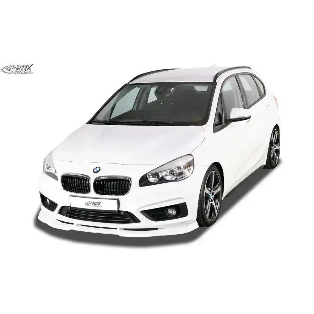 Frontspoiler på BMW 2 Serie F45 Active Tourer med mørke felger og sportslige detaljer på hvit bakgrunn.