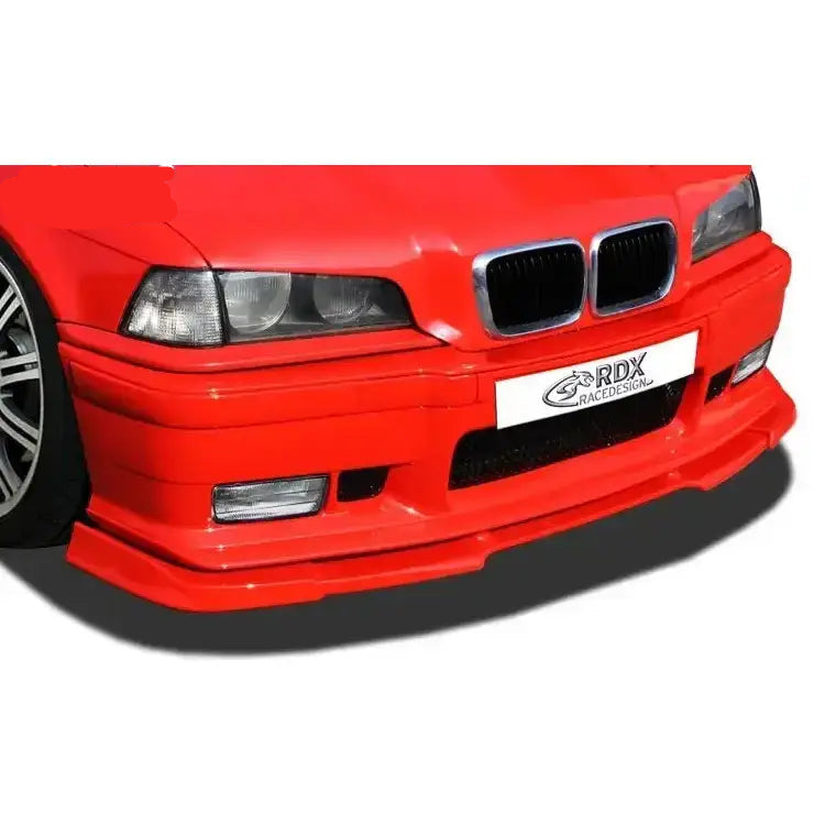 Frontspoiler BMW 3 E36 M-Technik montert på rød bil med sportslig støtfanger og kromdetaljer.