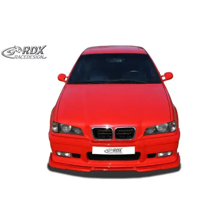 Frontleppe på rød BMW 3 E36 M-Technik med markert spoiler, sotede lykter og RDX RaceDesign-logo.