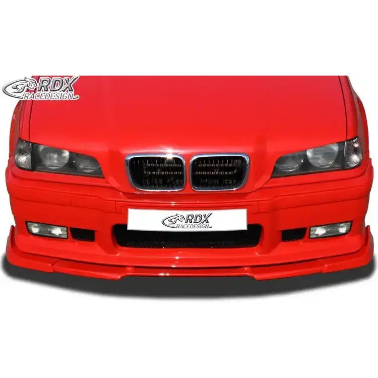 Front lip på rød BMW 3 E36 med sportslig spoiler, svarte grilldetaljer og RDX Racedesign-logo.