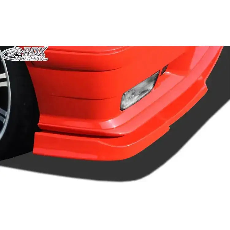 Spoiler til BMW 3 E36 M-Technik/M3 i rød plast med tåkelysutsparing, sett skrått forfra på bilen.