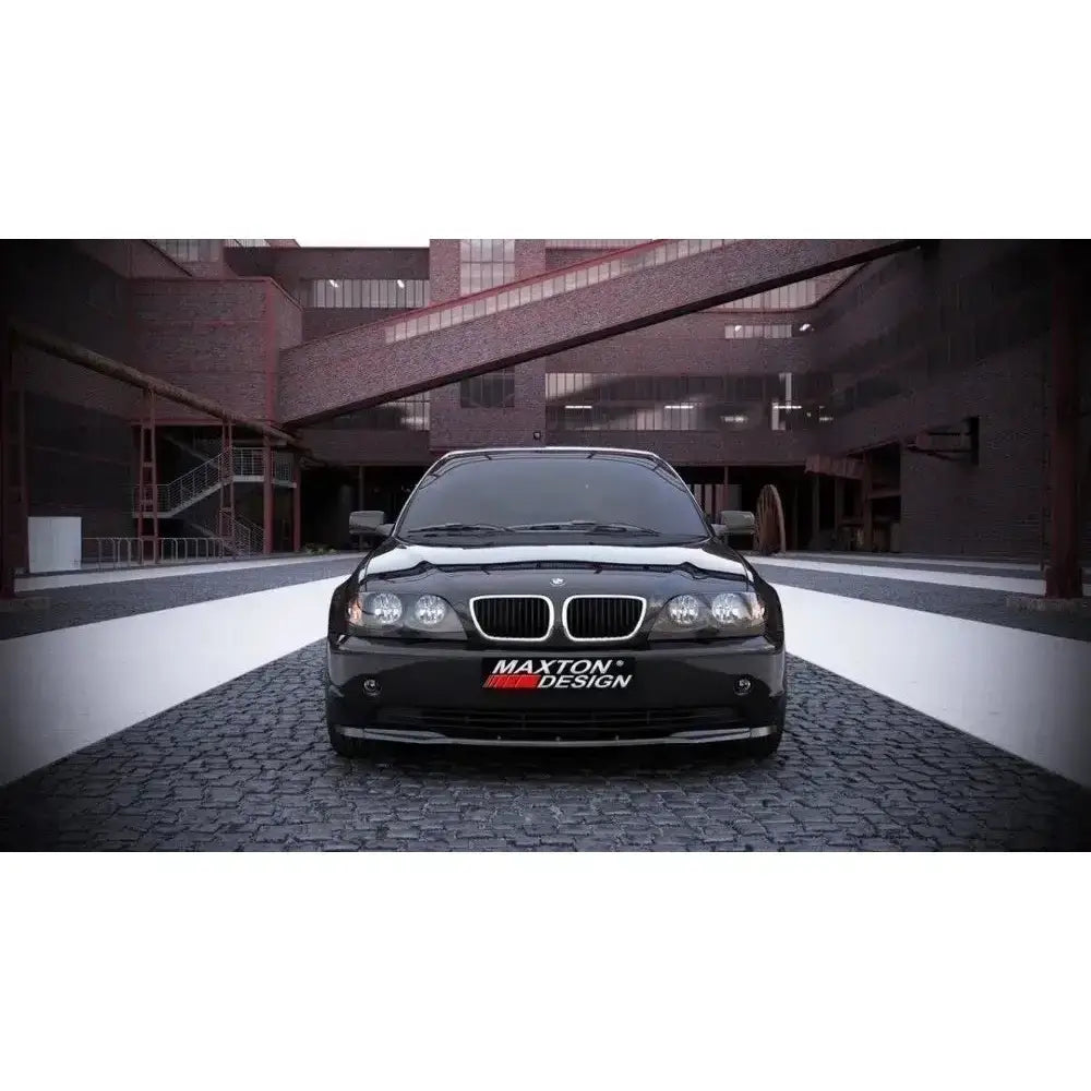Frontleppe på sort BMW 3 E46 Saloon Facelift med Maxton Design-logo, fotografert foran moderne bygning.