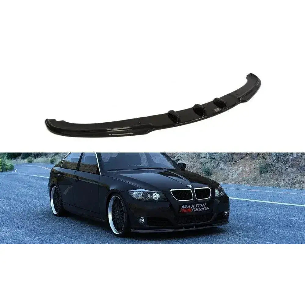 Frontspoiler til BMW 3 E90/E91 facelift, sort plast vist alene og montert på svart bil forfra.