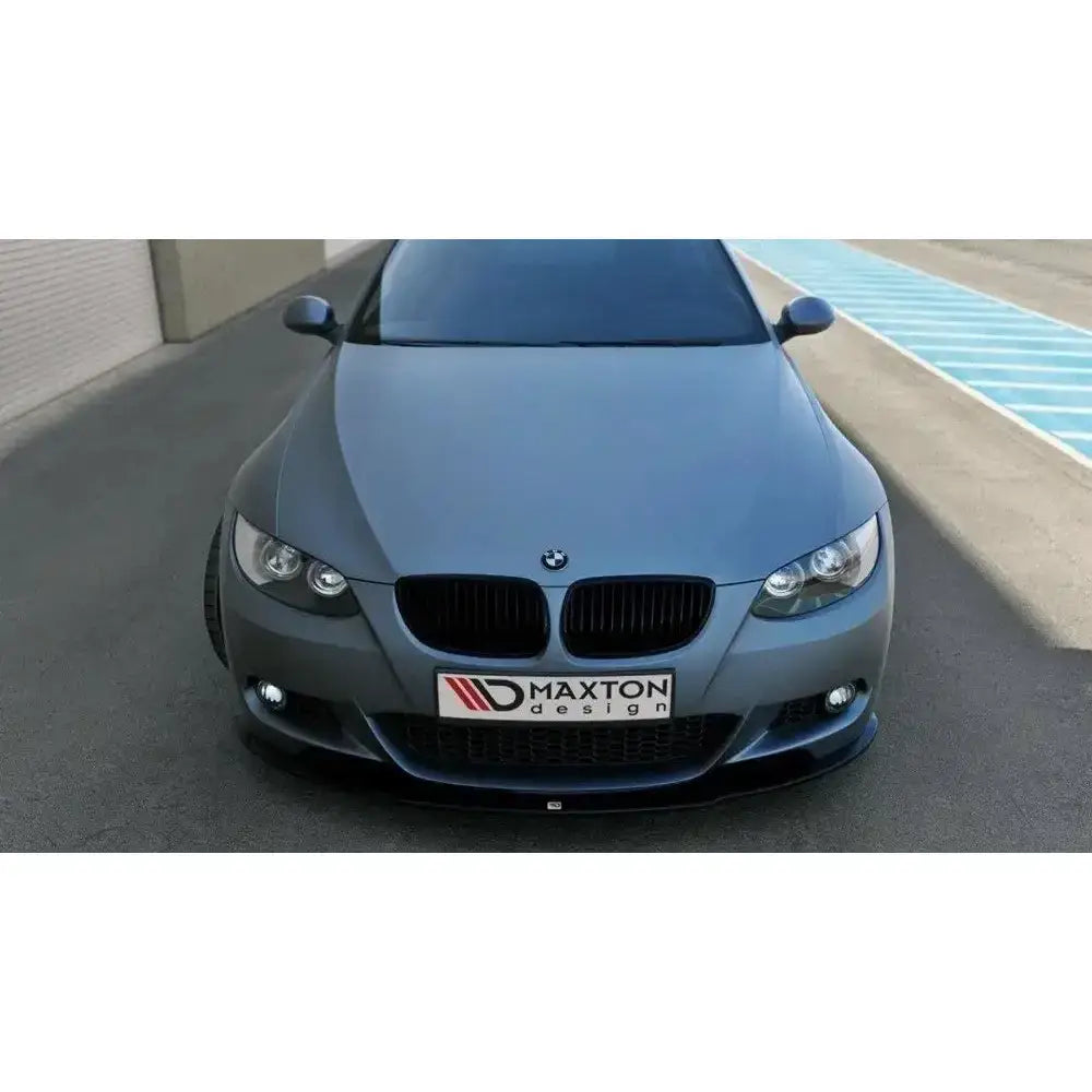 Front splitter på matt grå BMW 3 E92 Mpack med sotede frontlykter og sort grill, Maxton Design-logo på skiltet.