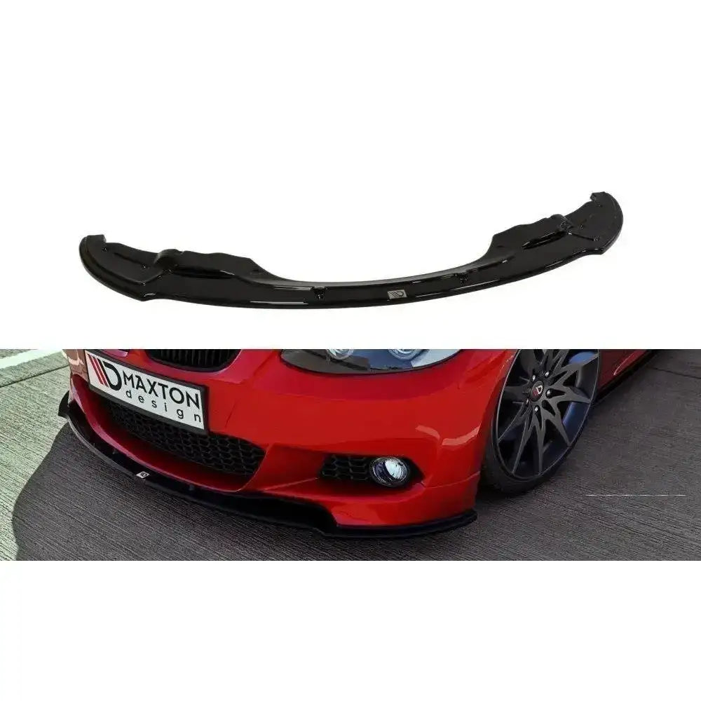 Frontspoiler til BMW 3 E92 Mpack V.4 i sort blank plast vist montert på rød bil forfra og fra siden.