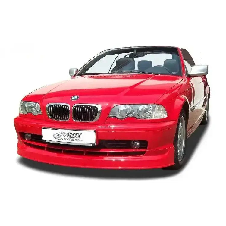 Frontspoiler BMW 3 serie E46 Coupe på rødt karosseri sett skrått forfra med krom grill og sidespeil.