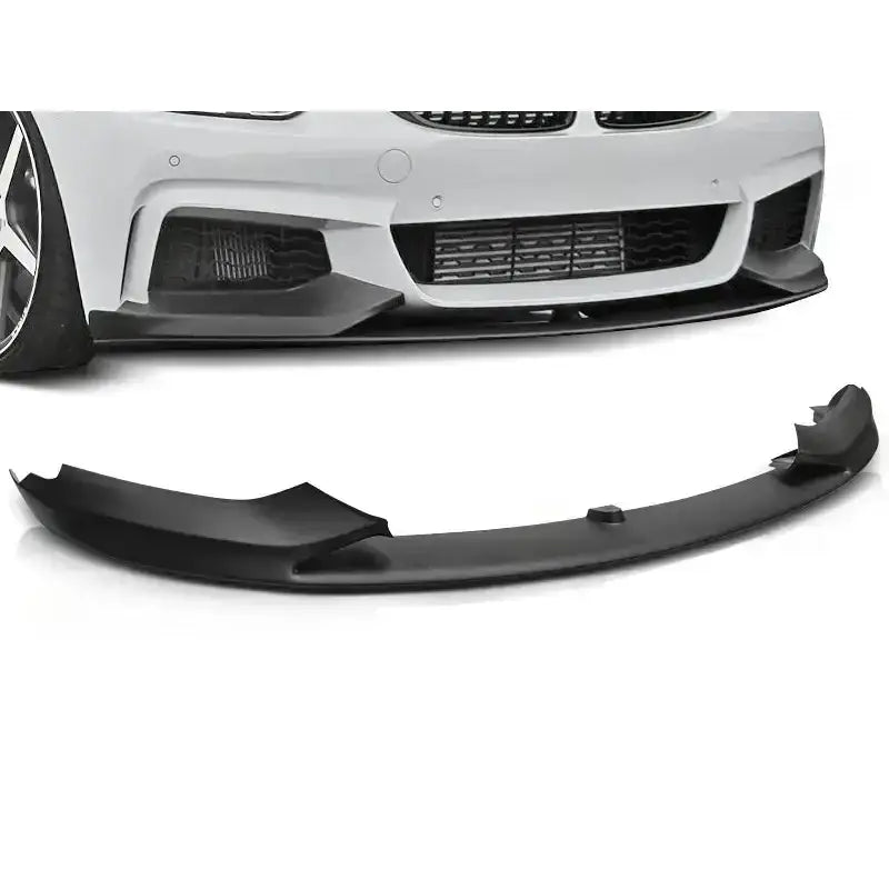 Frontspoiler BMW 4 F32/F33/F36 M Performance sort plast, montert på hvit bil og vist separat forfra.