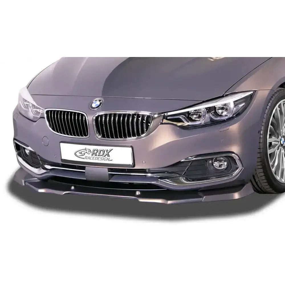 Frontspoiler BMW 4 F32/F33/F36 montert på grå bil, sort splitter under støtfanger, sett rett forfra.