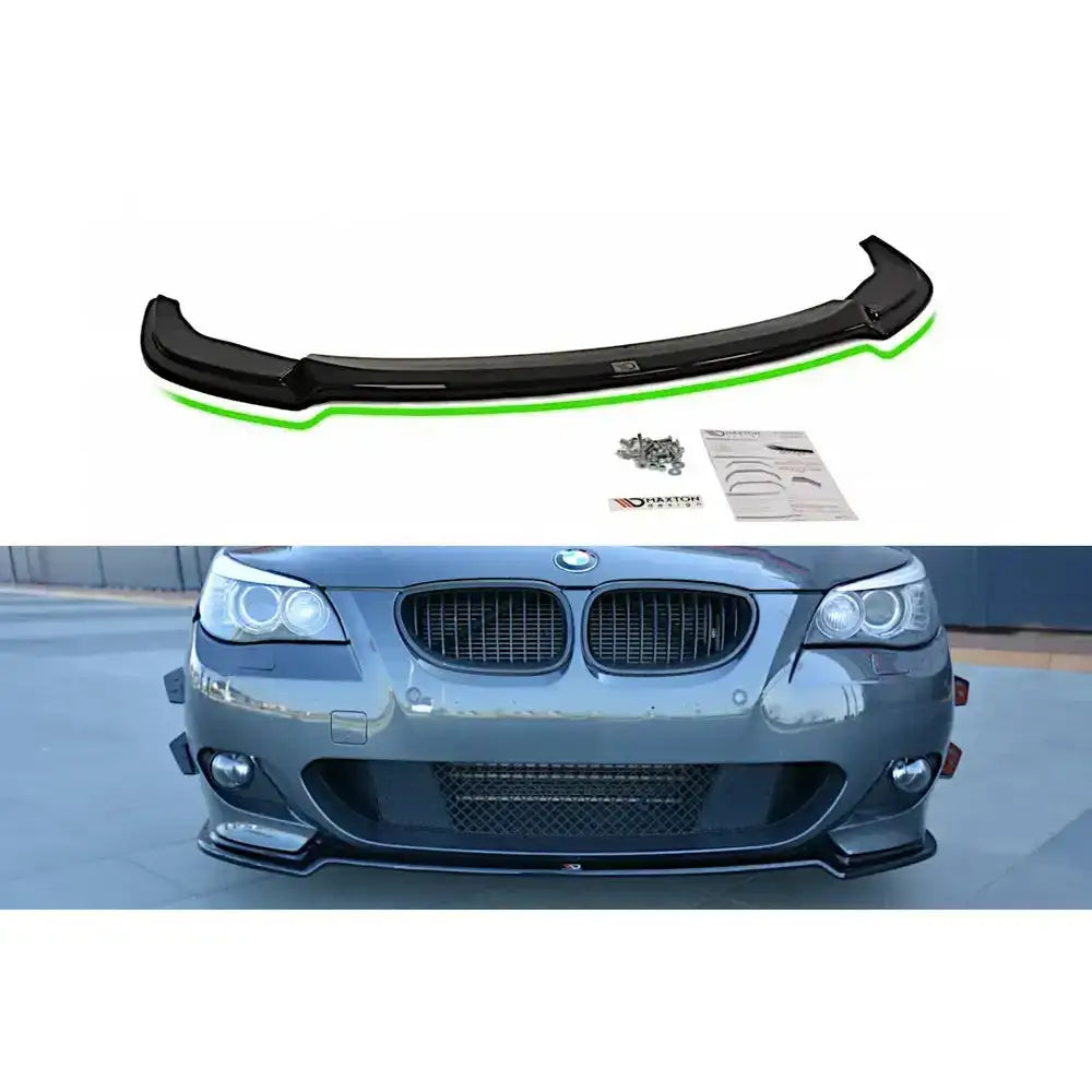 Frontspoiler BMW 5 E60/61 M-Pack sort plast med grønn kant, monteringsutstyr og montert på grå frontfanger.