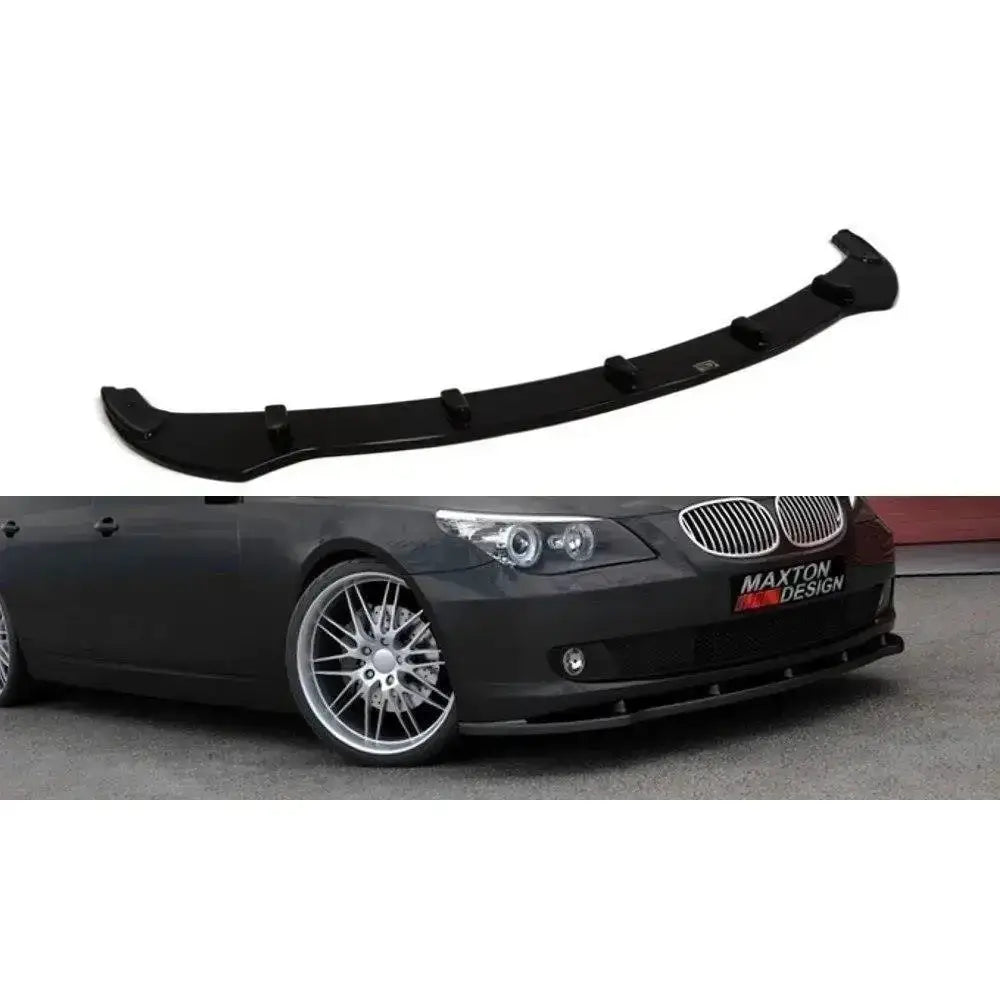 Frontspoiler til BMW 5 E60/E61 i sort plast, vist fra skråvinkel og montert på svart bil.