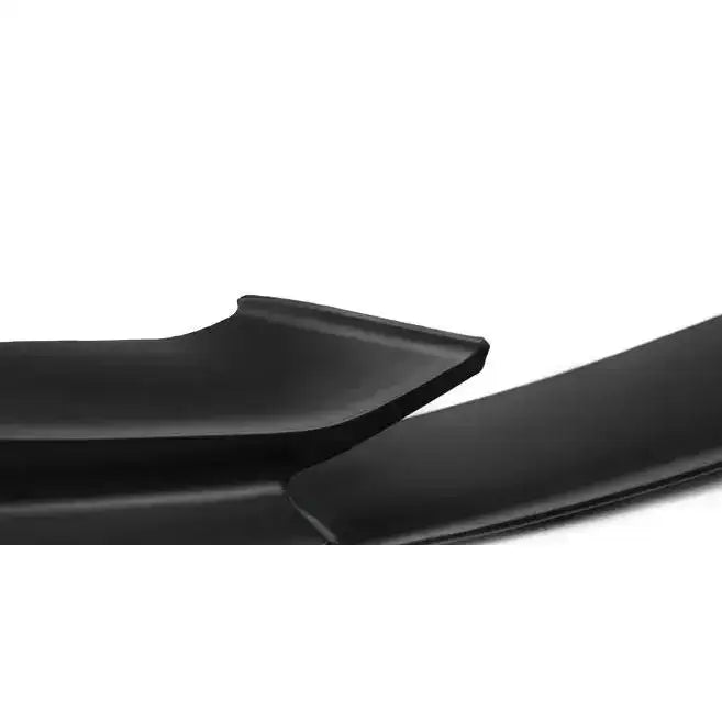 Spoiler for BMW 5 F10/F11/F18, nærbilde av sort plast med glatt overflate og kantete design.