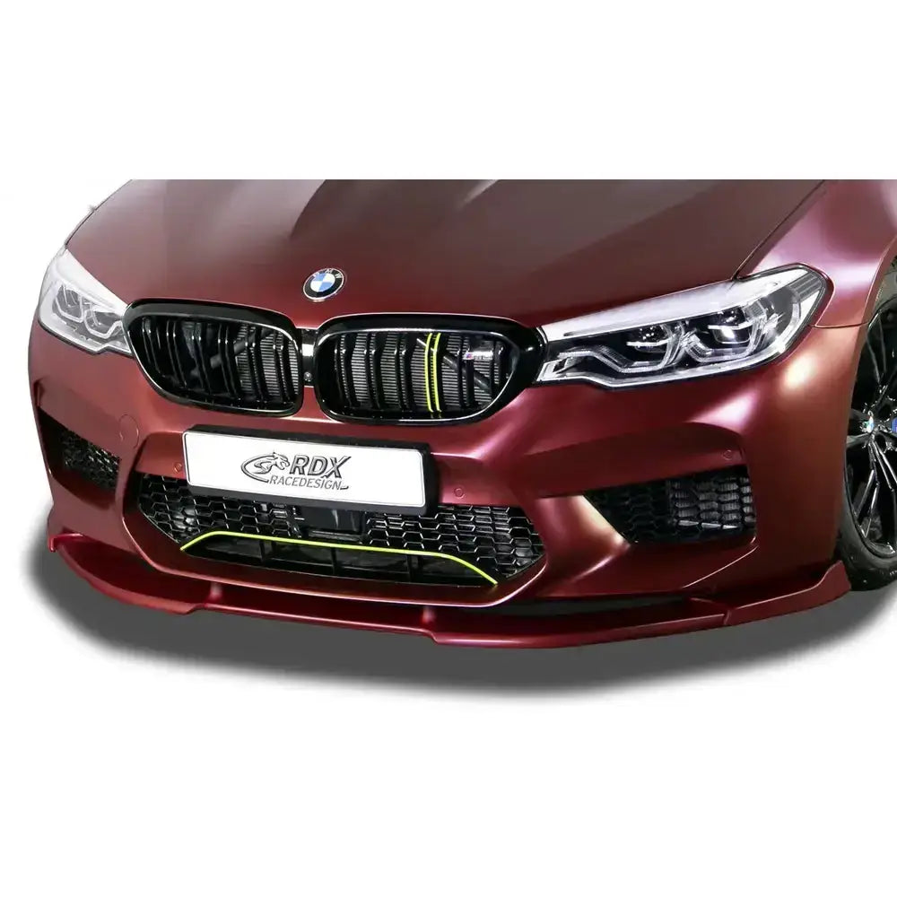 Frontspoiler BMW 5 F90 G30 i burgunderrødt med sort grill og gule detaljer sett fra lav vinkel.