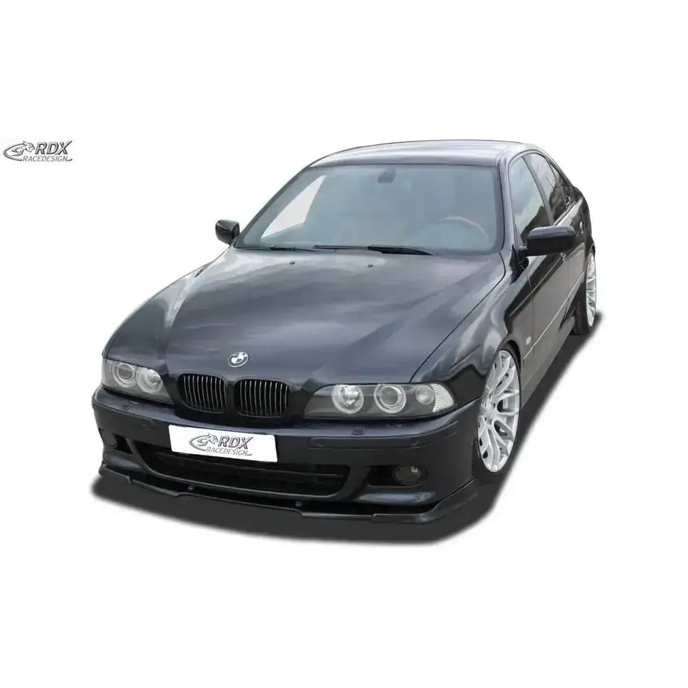 Frontspoiler til BMW 5 Serie E39 med lavt, sportslig design og sølvfelger sett skrått forfra.
