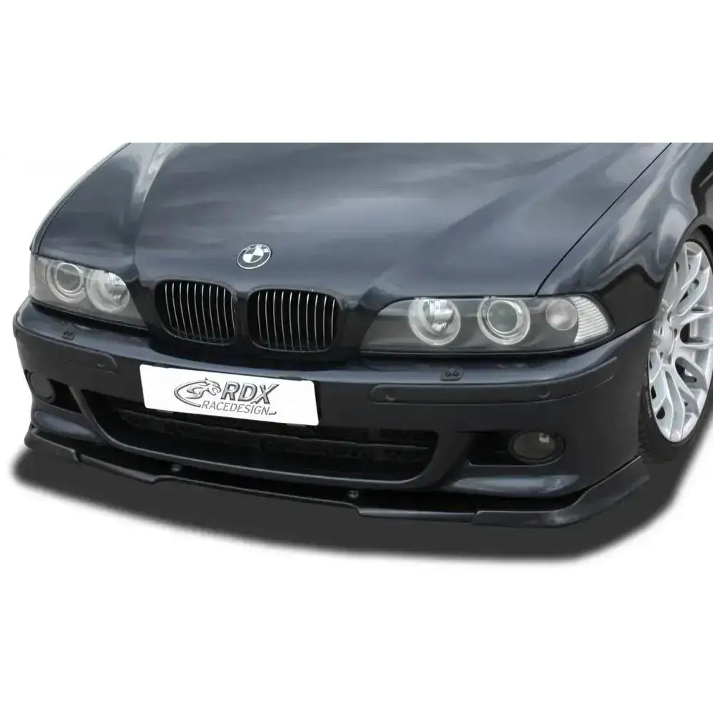 Frontleppe BMW 5 Serie E39 Vario X montert på svart bil med runde lykter og detaljerte felger.